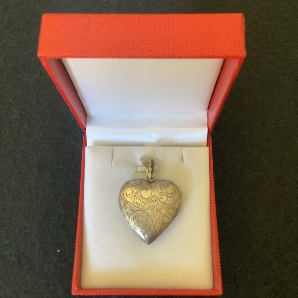 Vintage sterling silver heart shape locket pendant - Picture 2 of 5